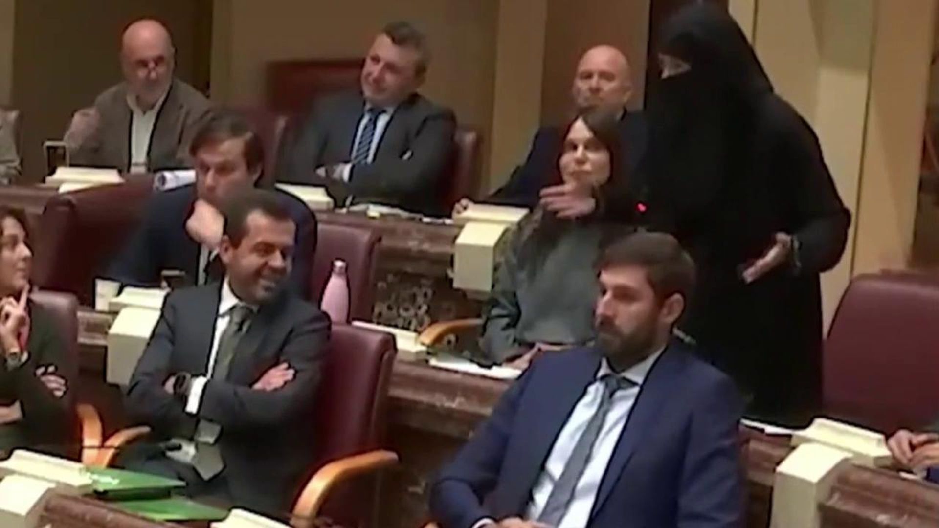 ¿Por qué Virginia Martínez, de Vox, ha ido con niqab a la Asamblea de Murcia? ¿Por qué Virginia Martínez, de Vox, ha ido con niqab a la Asamblea de Murcia?
