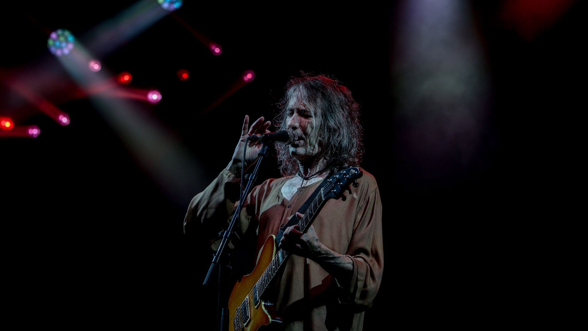 Robe Iniesta en uno de sus útlimos conciertos en Madrid en 2024