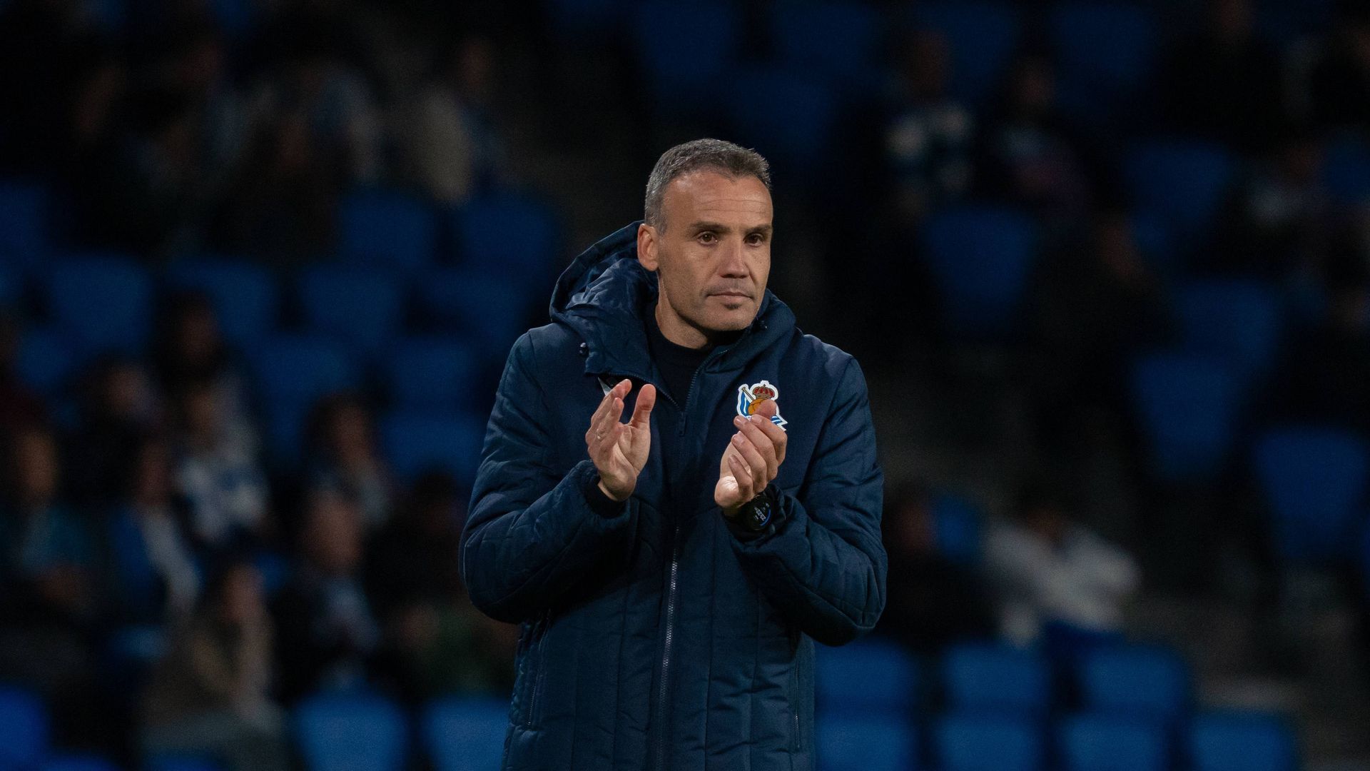 Sergio Francisco aplaude en un partido de la Real Sociedad