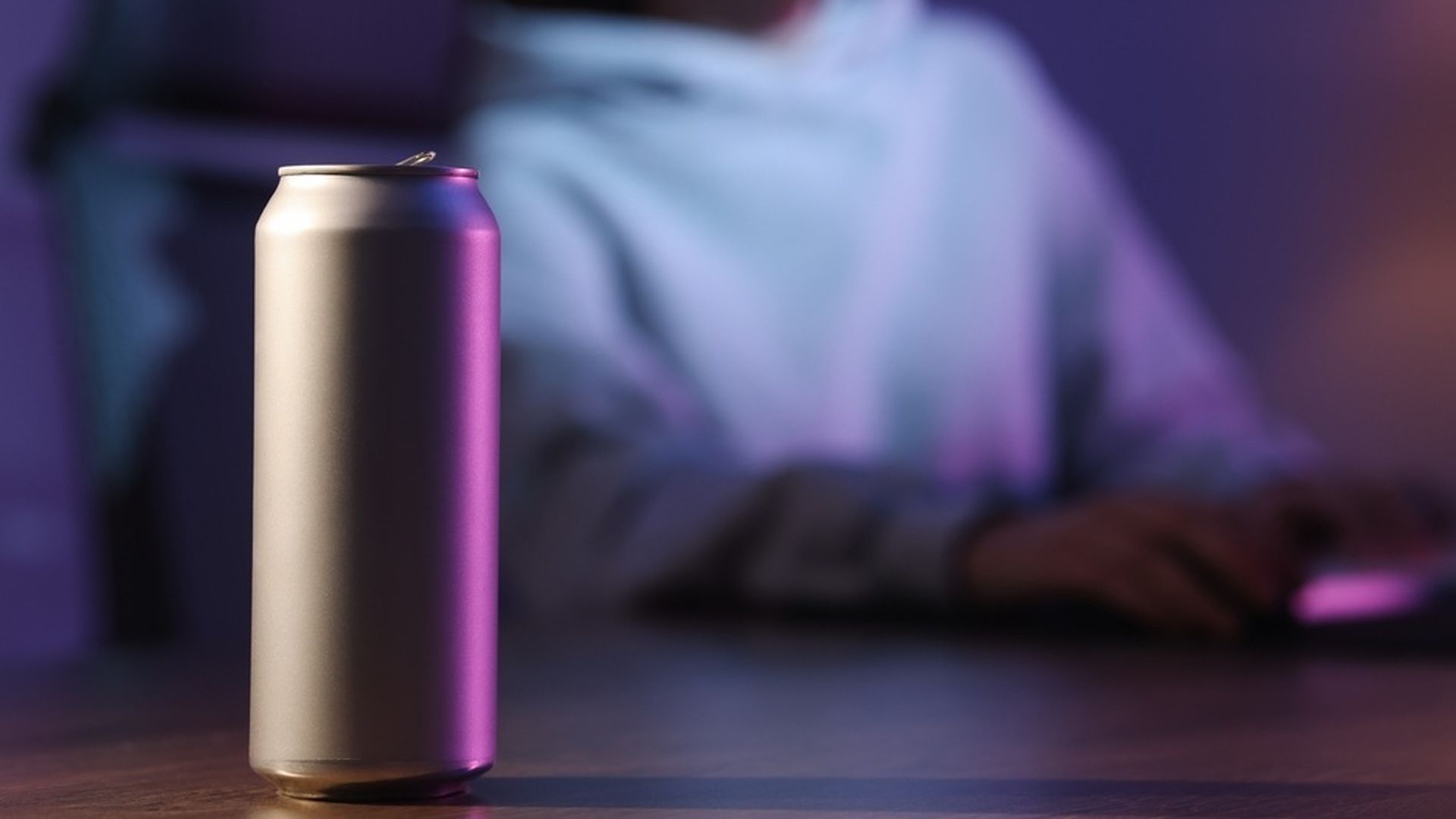 Un hombre que consumía ocho bebidas energéticas al día sufrió un derrame cerebral hace años: tiene secuelas irreversibles