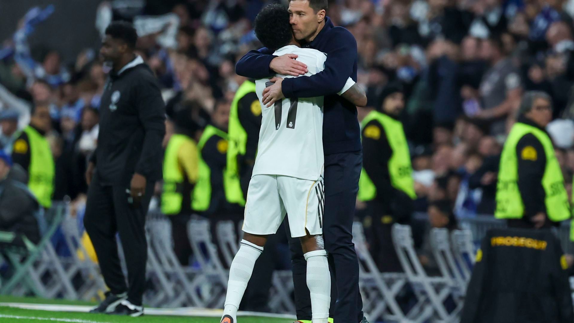 Xabi Alonso abrazándose con Rodrygo