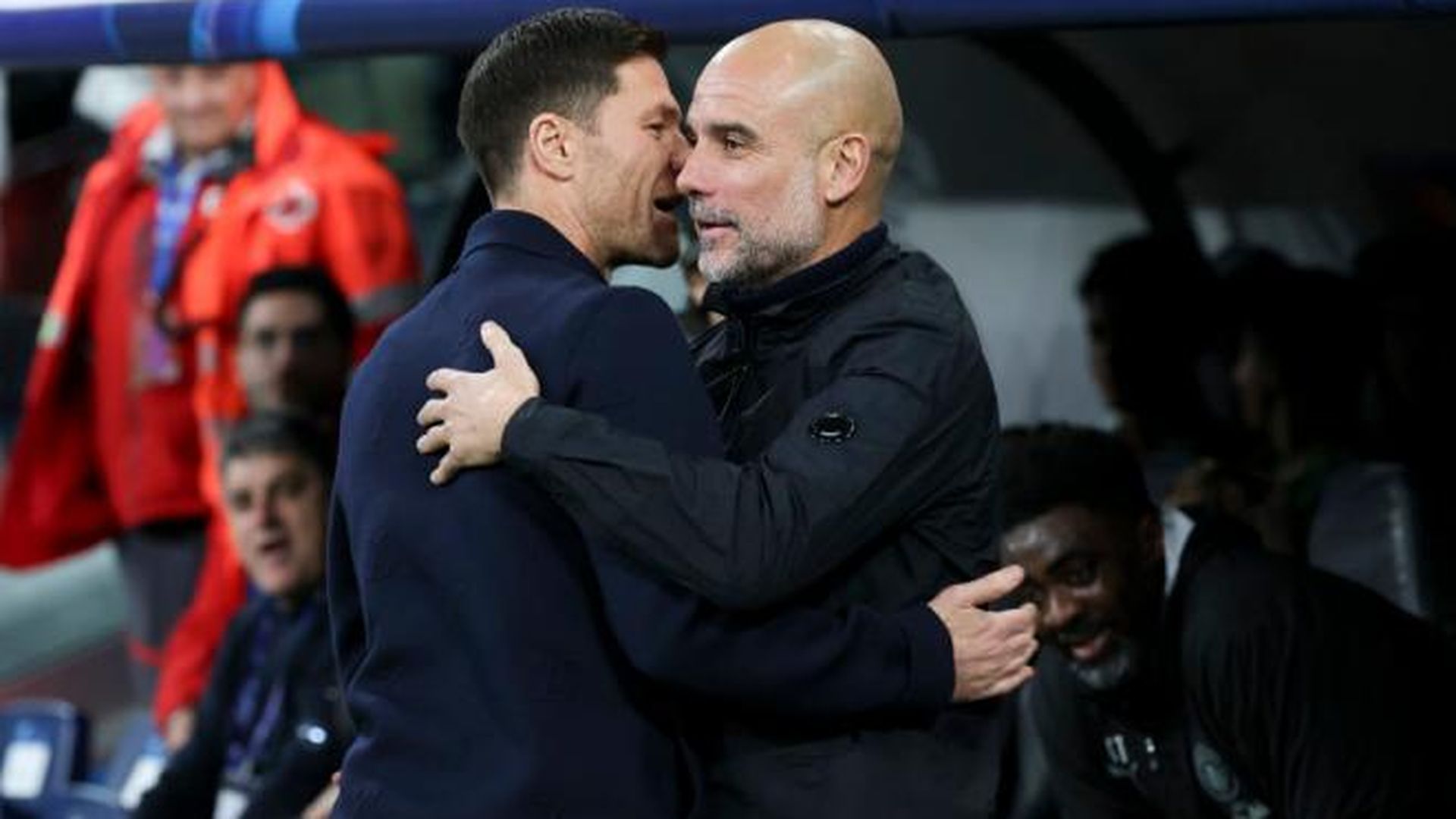 Xabi Alonso y Pep Guardiola se abrazan en el Bernabéu