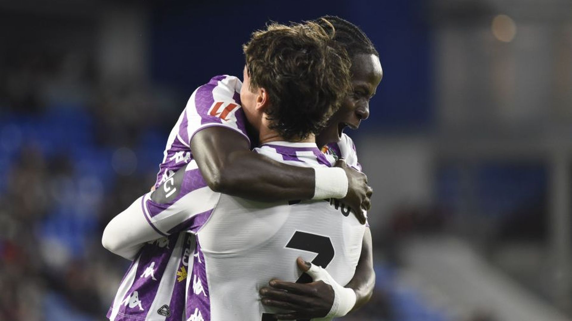 Amath celebrando su gol junto a Guille Bueno.