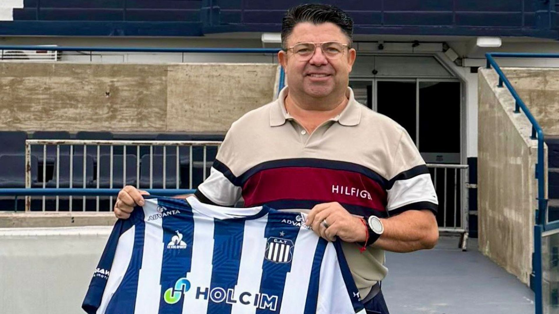 Antonio Fernández posa con la camiseta del CA Talleres Antonio Fernández posa con la camiseta del CA Talleres