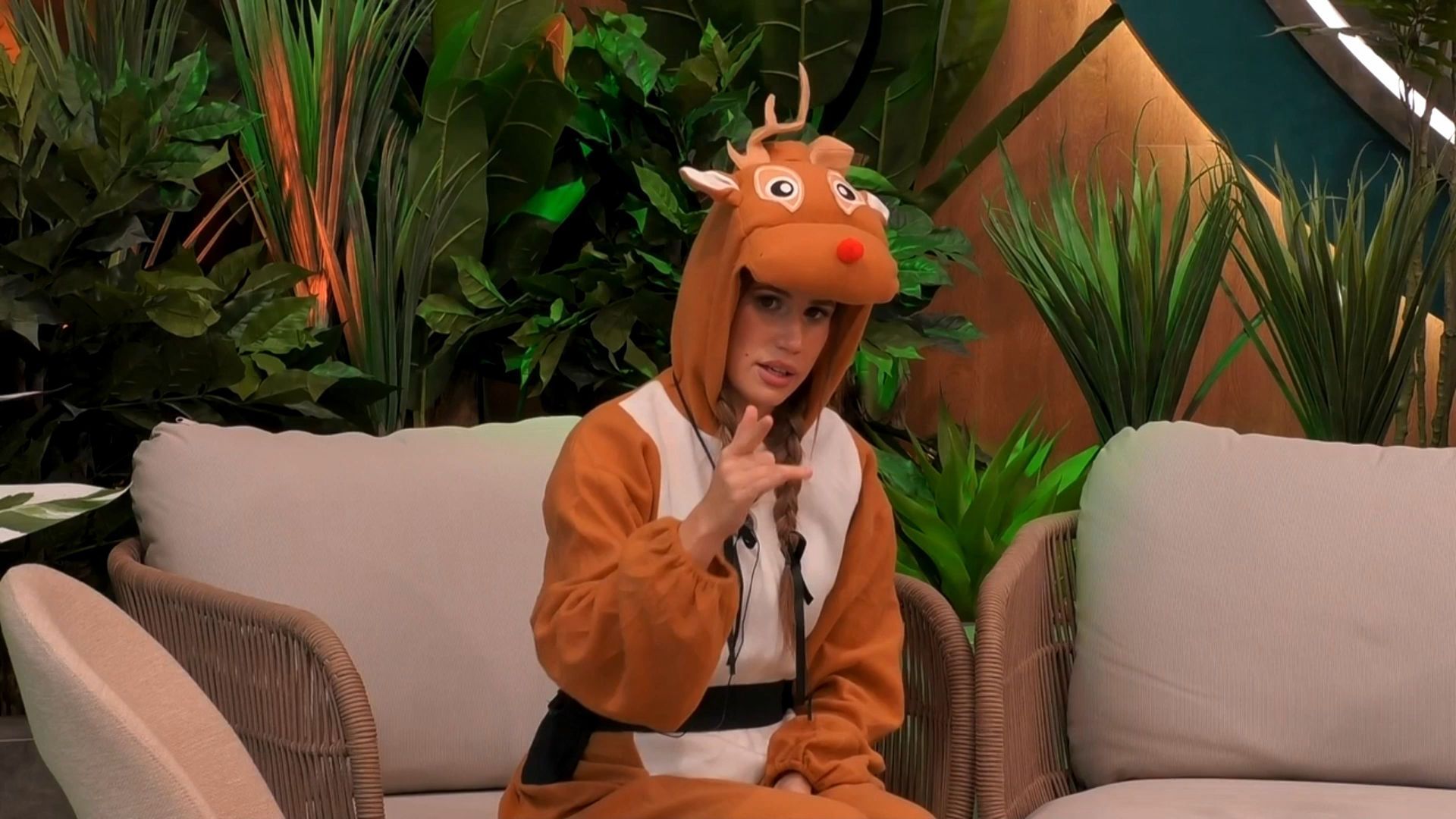 Aroa polemizando vestida de reno