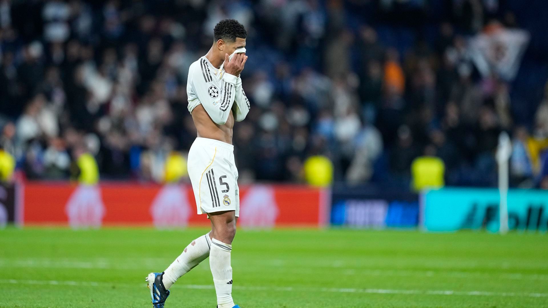 Bellingham con el Real Madrid después del partido contra el Manchester City