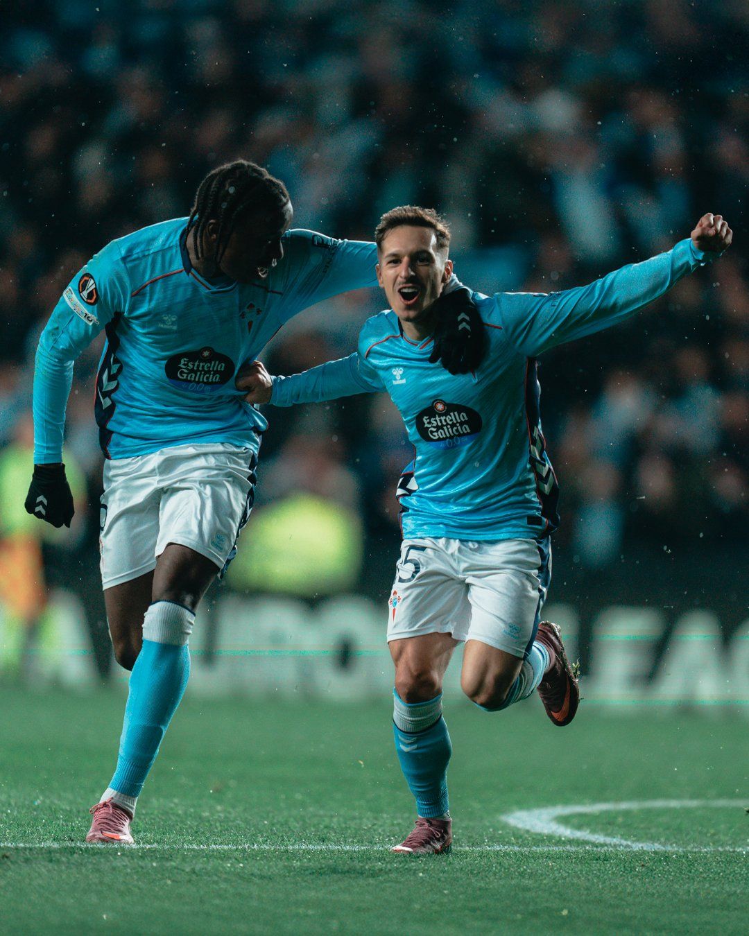 Bryan Zaragoza celebra su gol al Bolonia