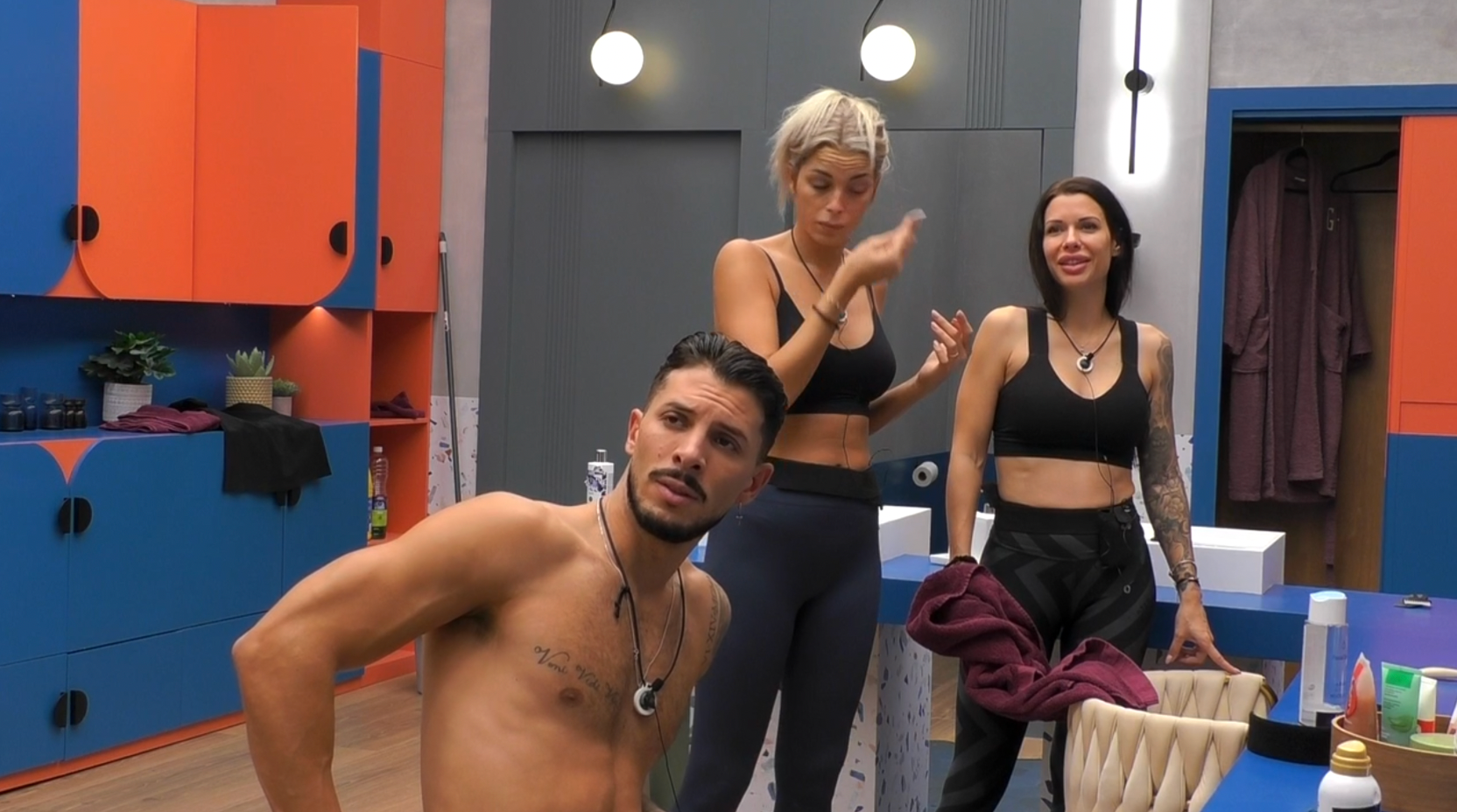 Cristian, Edurne y Patricia en el baño