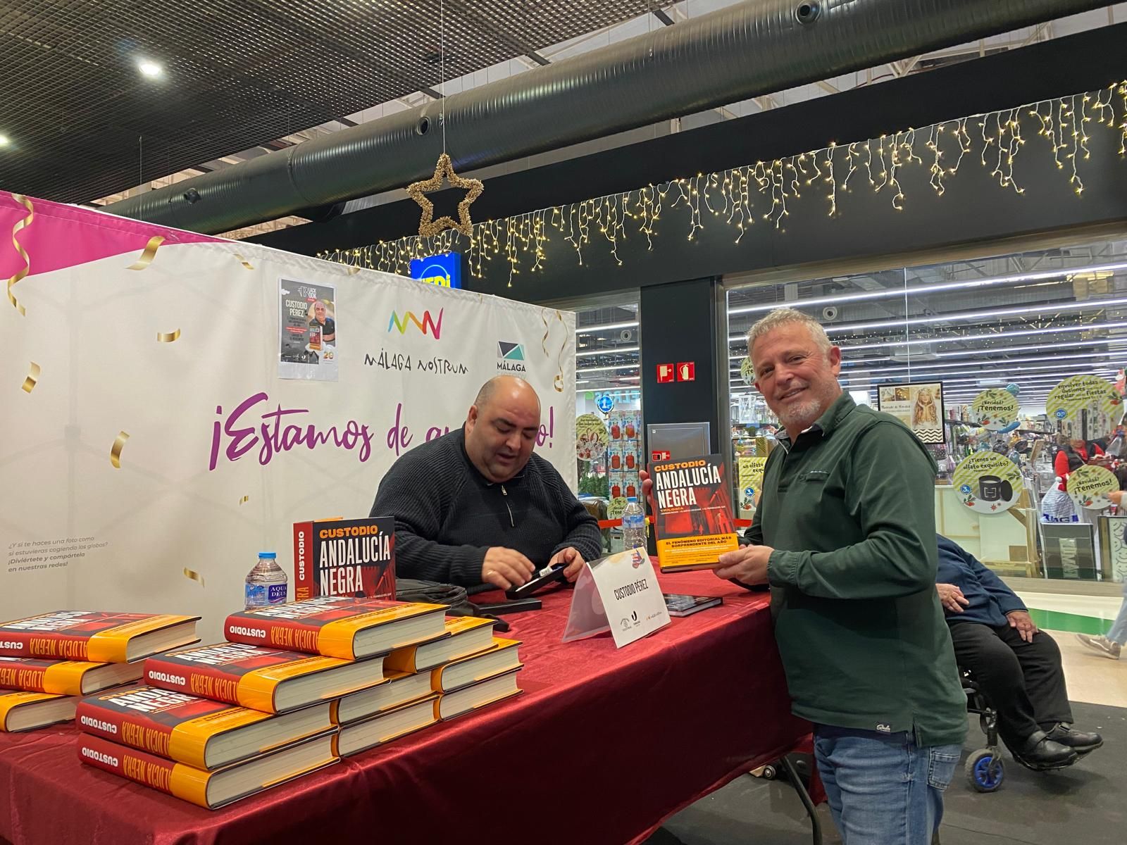 Custodio Pérez firmando libros