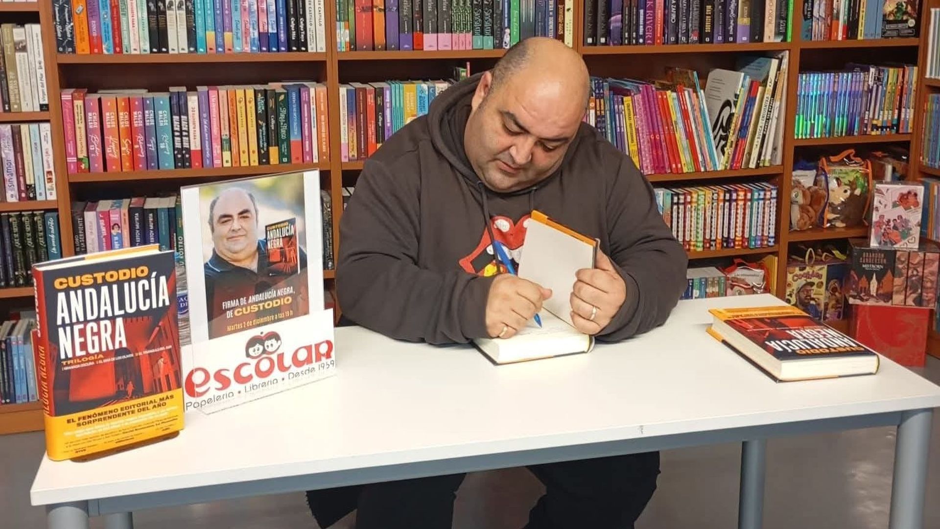 Custodio Pérez firmando su libro 'Trilogía de Andalucía Negra'