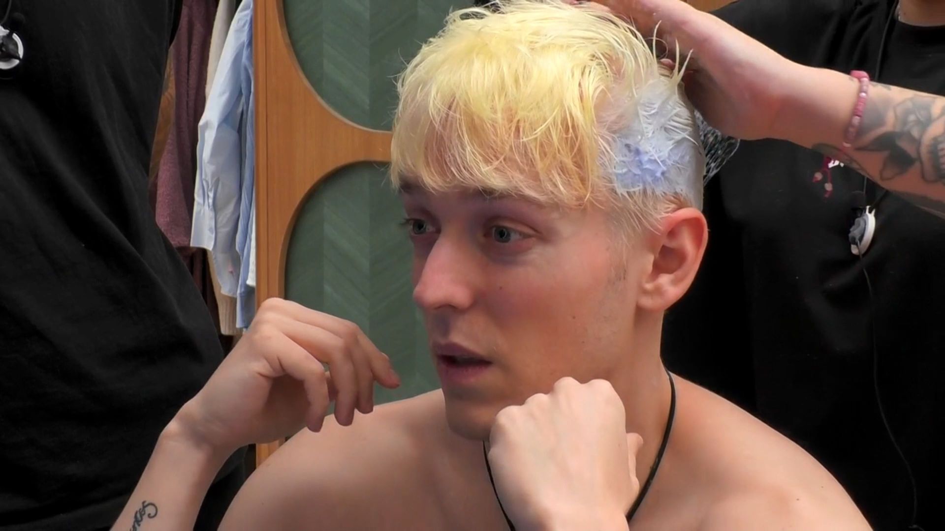 Decolorando y tiñendo el pelo a Raúl