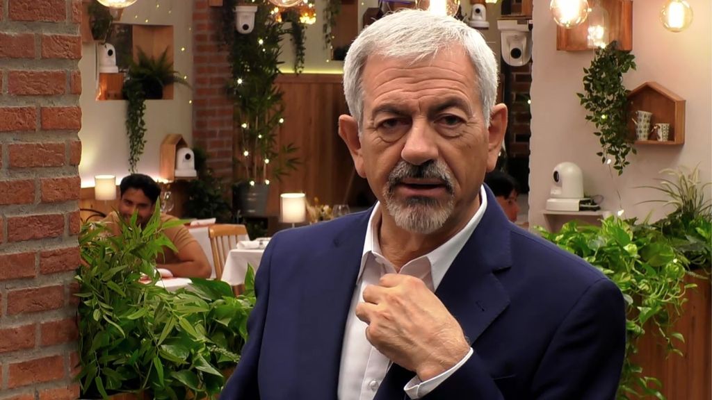 Carlos Sobera se queda 'a cuadros' en 'First Dates' con la habilidad para imitar de una soltera: "Ostras, qué bien lo haces"