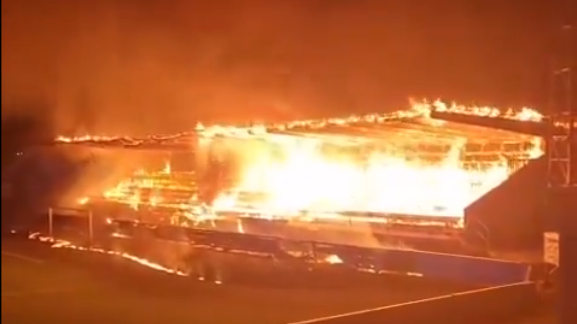 El estadio del Hacka, en llamas El estadio del Hacka, en llamas