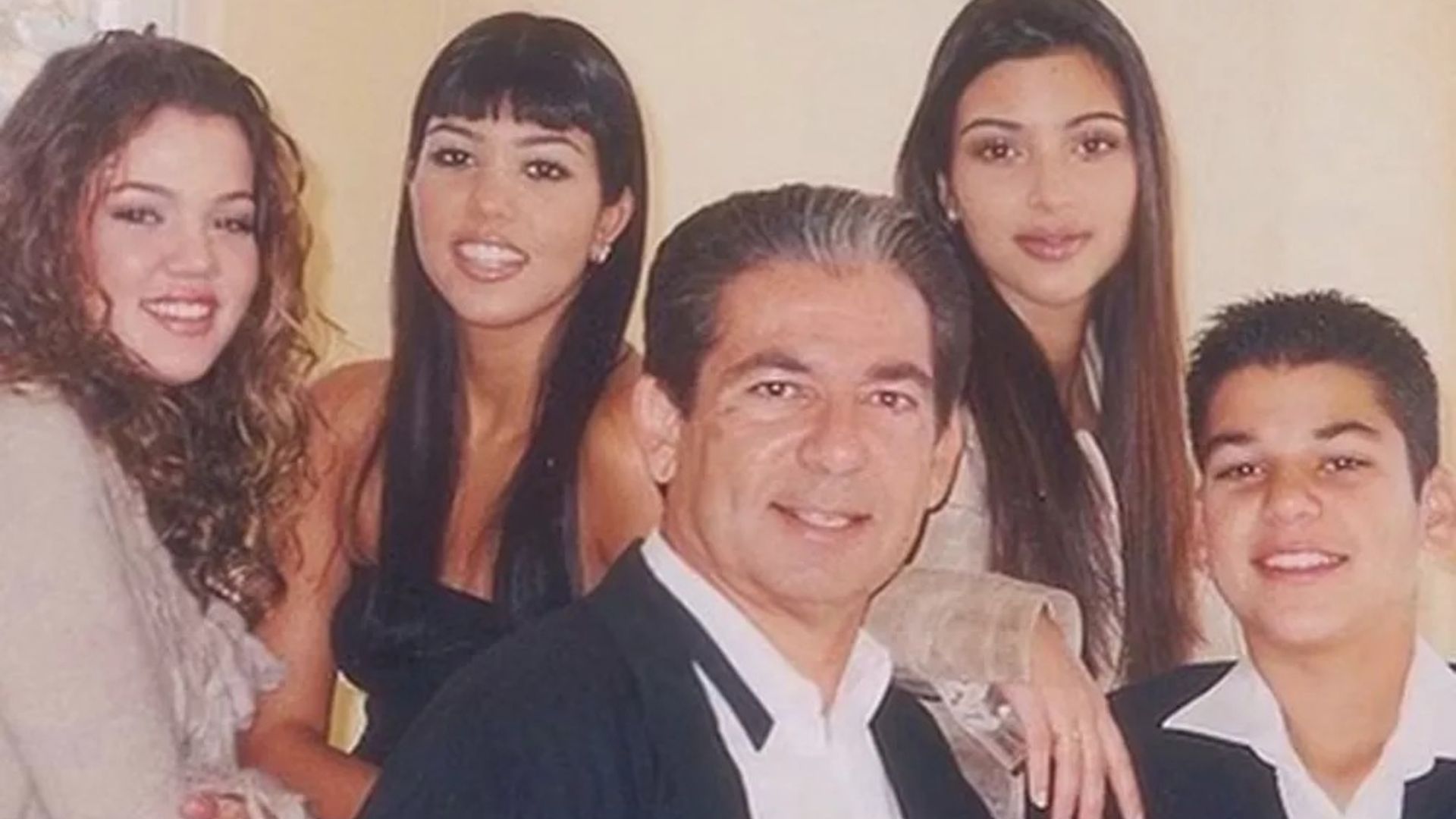 El fallecido Robert Kardashian junto a sus hijas