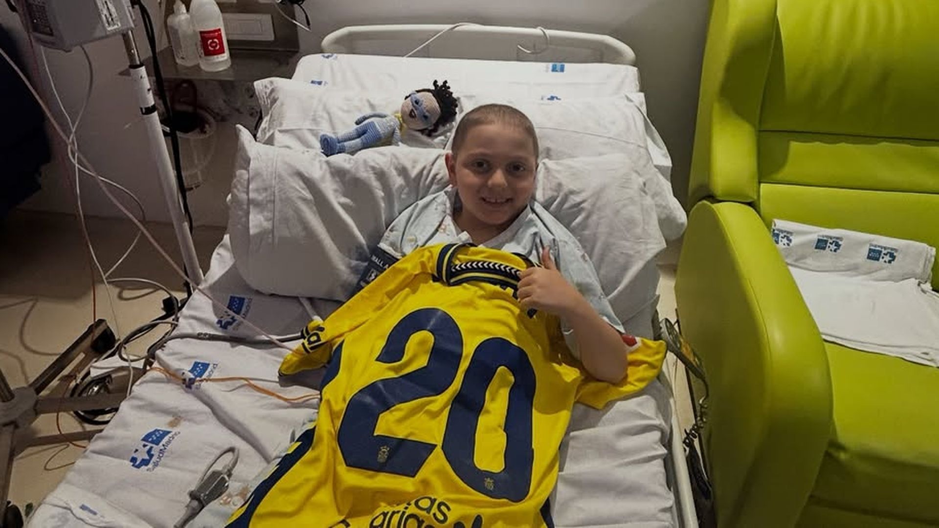 El "renacimiento" de Elías, un niño canario enfermo de leucemia: acaba de recibir células madre de un donante anónimo de Polonia