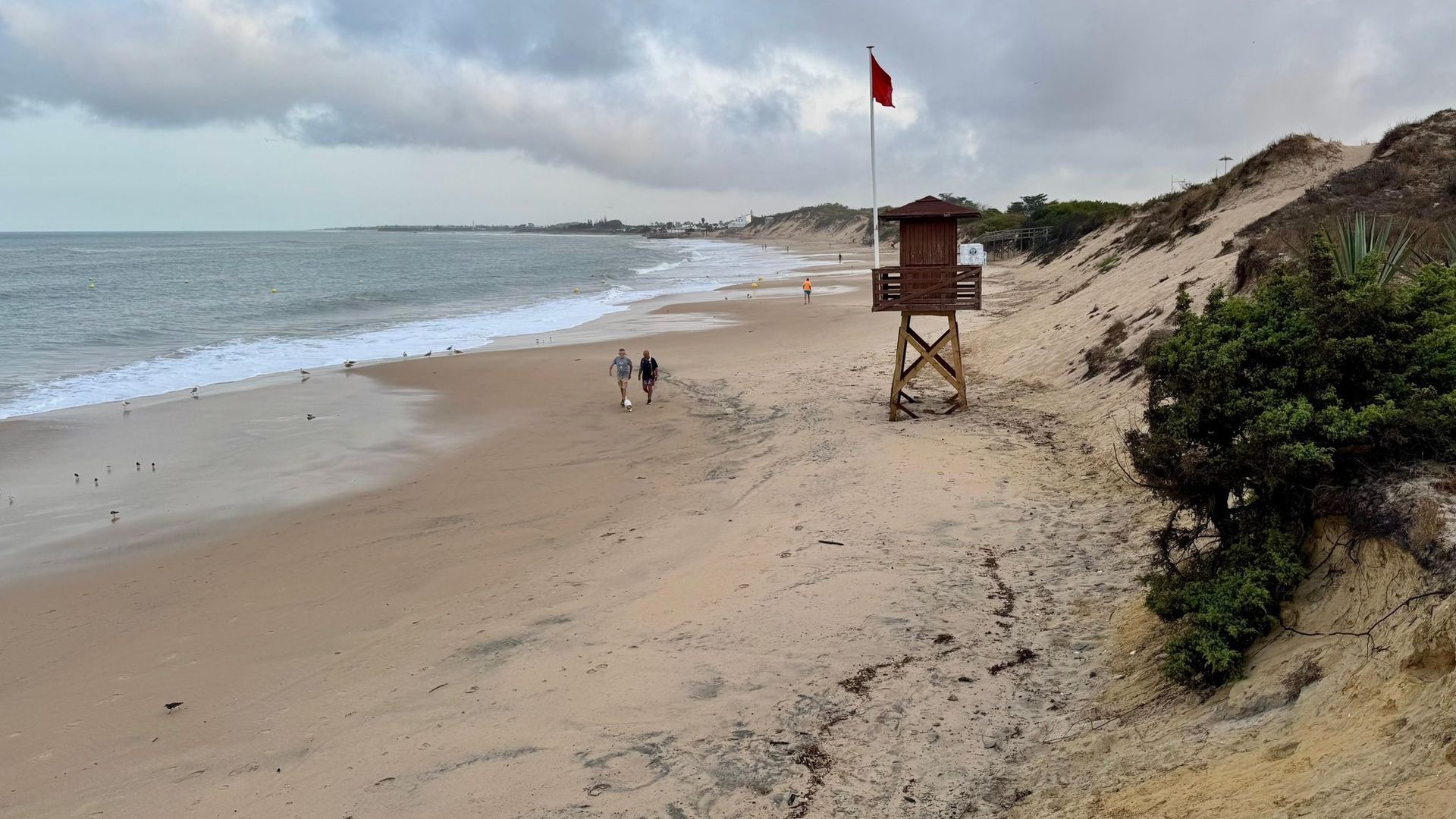 Encuentran muerto a un hombre de unos 70 años en la orilla de una playa de Rota, en Cádiz