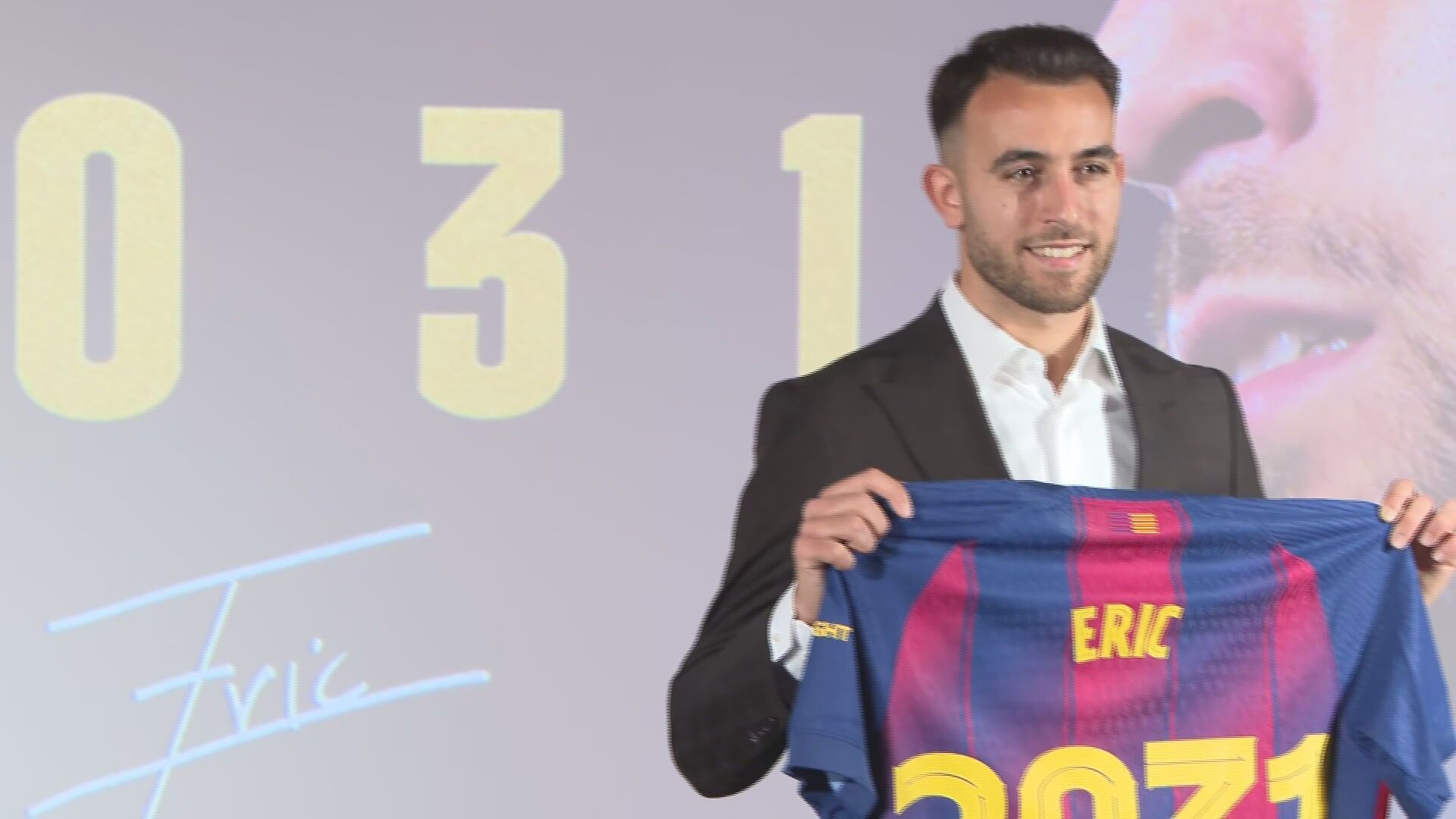 Eric García posa con la camiseta del FC Barcelona