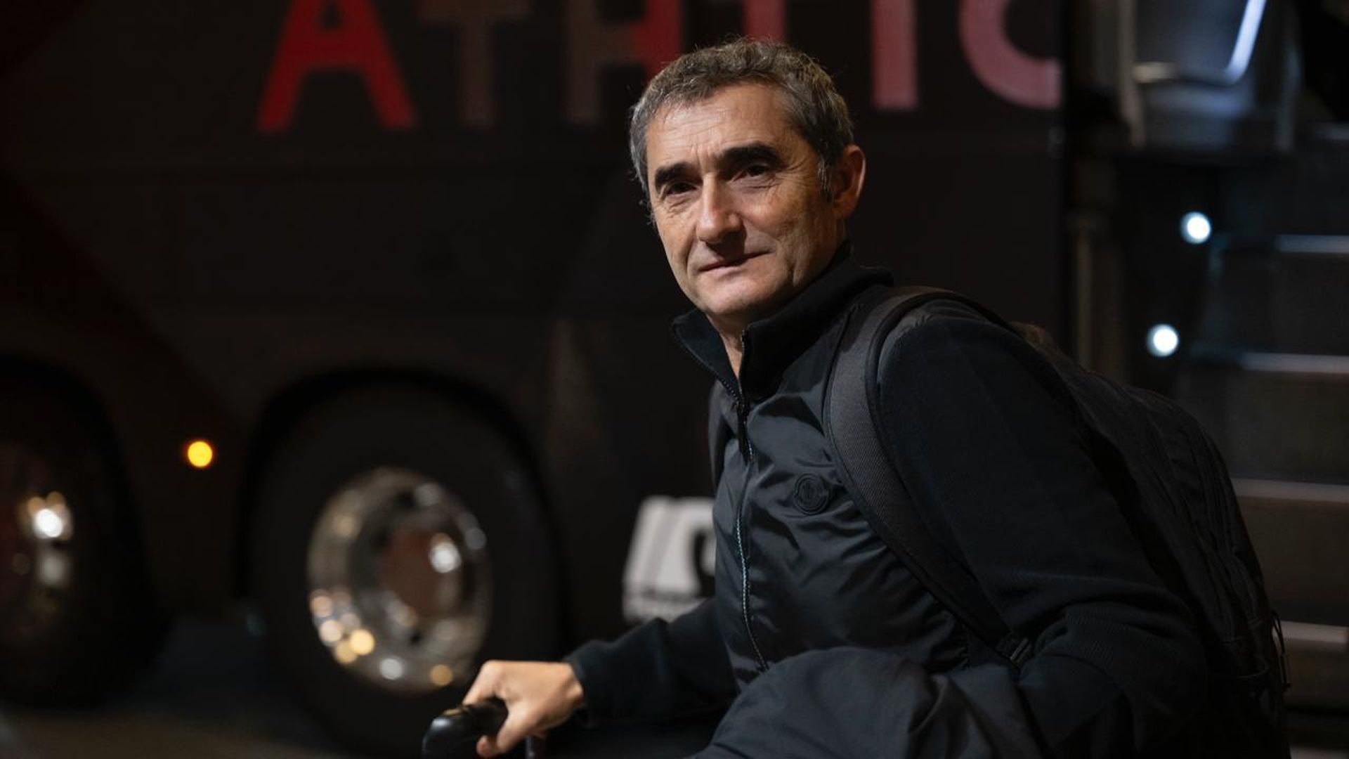 Ernesto Valverde baja del autobús para un partido del Athletic Ernesto Valverde baja del autobús para un partido del Athletic