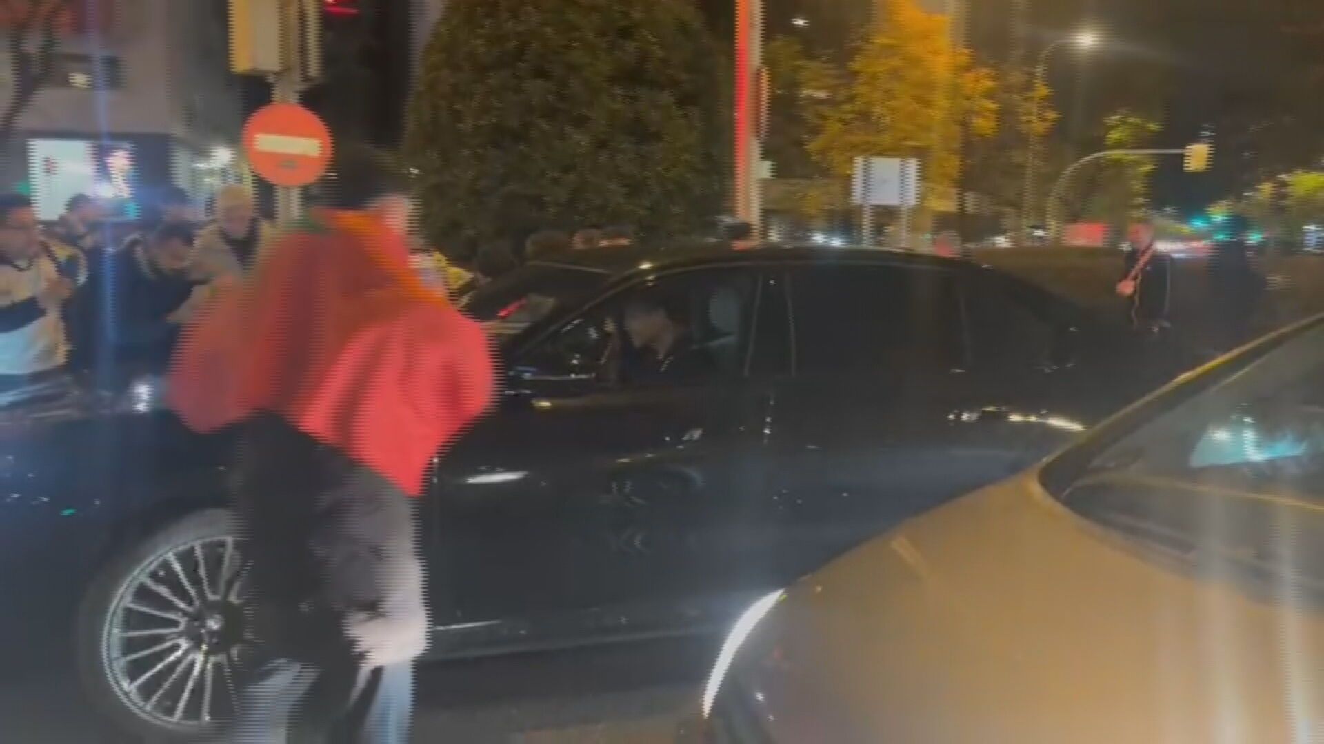 Xabi Alonso, rodeado de aficionados