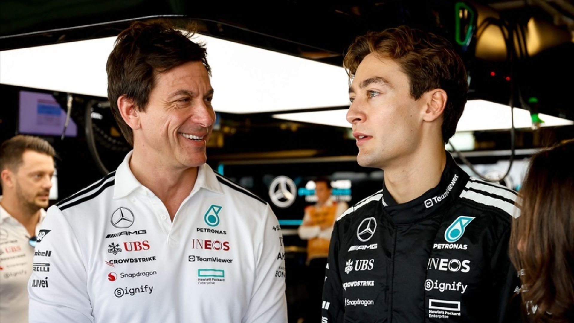 George Russell y Toto Wolff, en el box de Mercedes