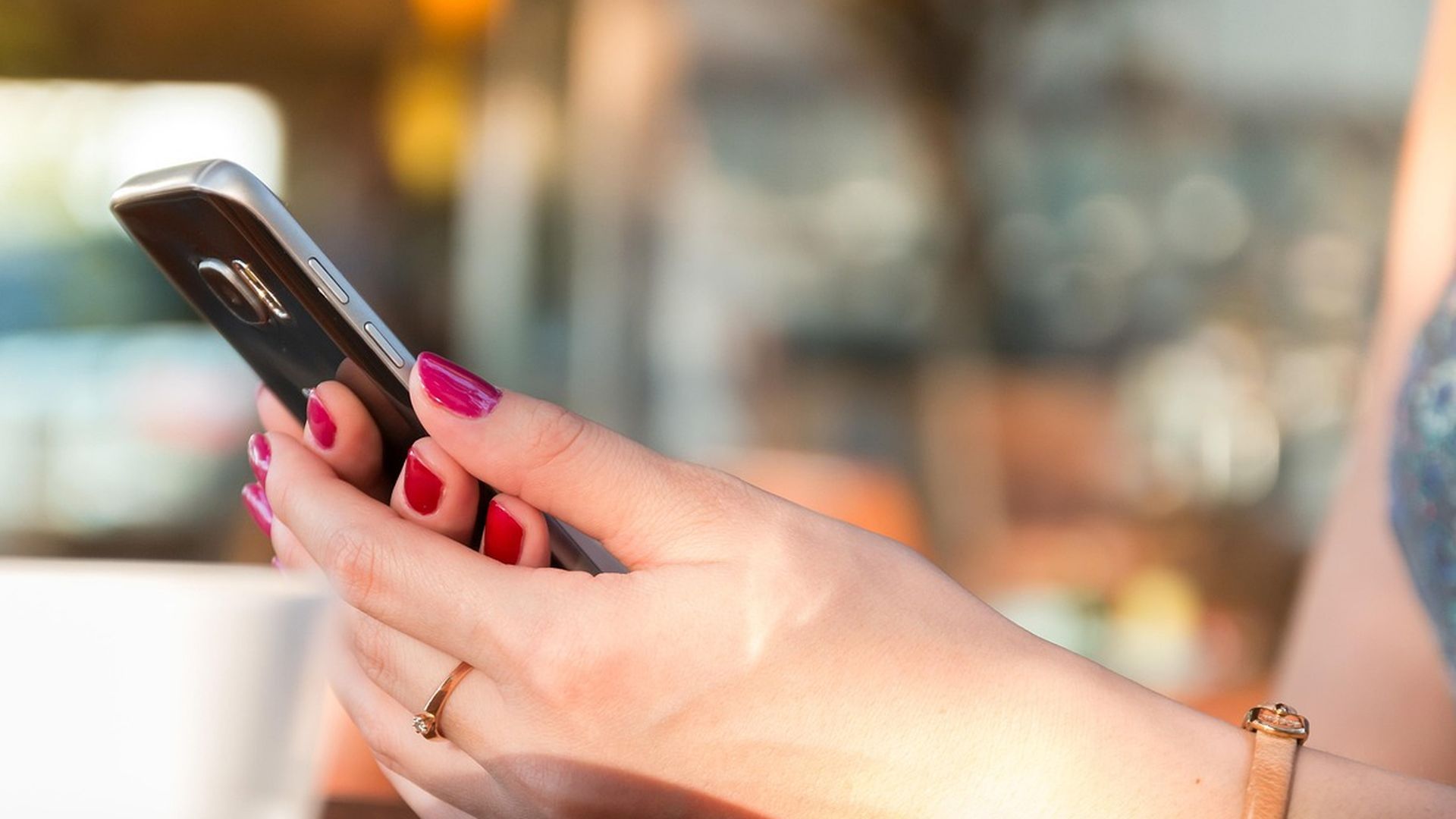 Imagen de archivo de un persona con un teléfono móvil