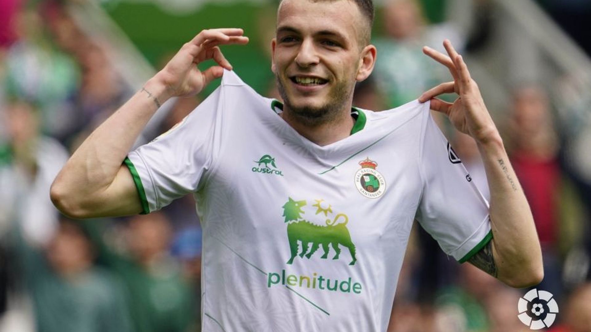 Iñigo Vicente festeja un gol con el Racing de Santander