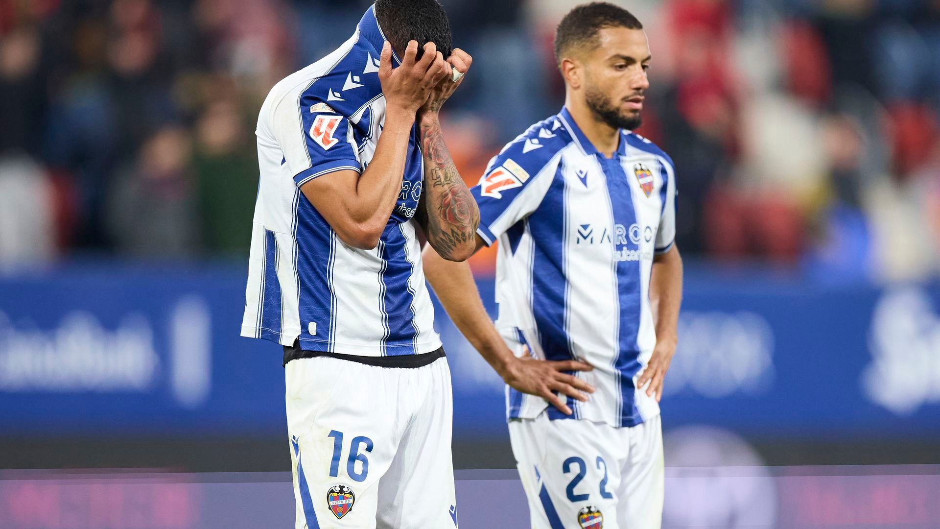 Kervin Arriaga y Jeremy Toljan del Levante UD tras la derrota contra Osasuna