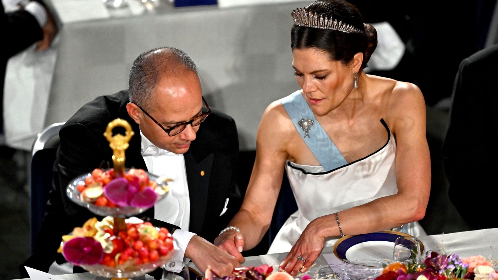 La animada conversación de Victoria de Suecia y el Nobel de química