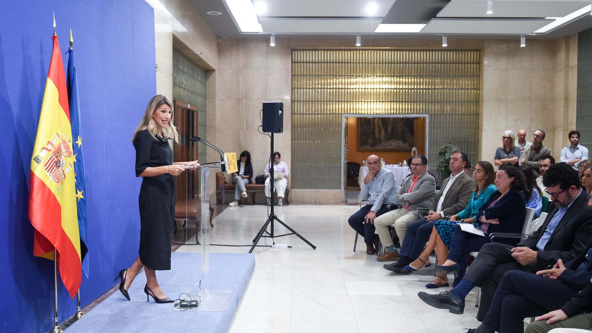La ministra de Trabajo, Yolanda Díaz, en una reunión con el comité de expertos del SMI para empezar a trabajar en la subida de 2026