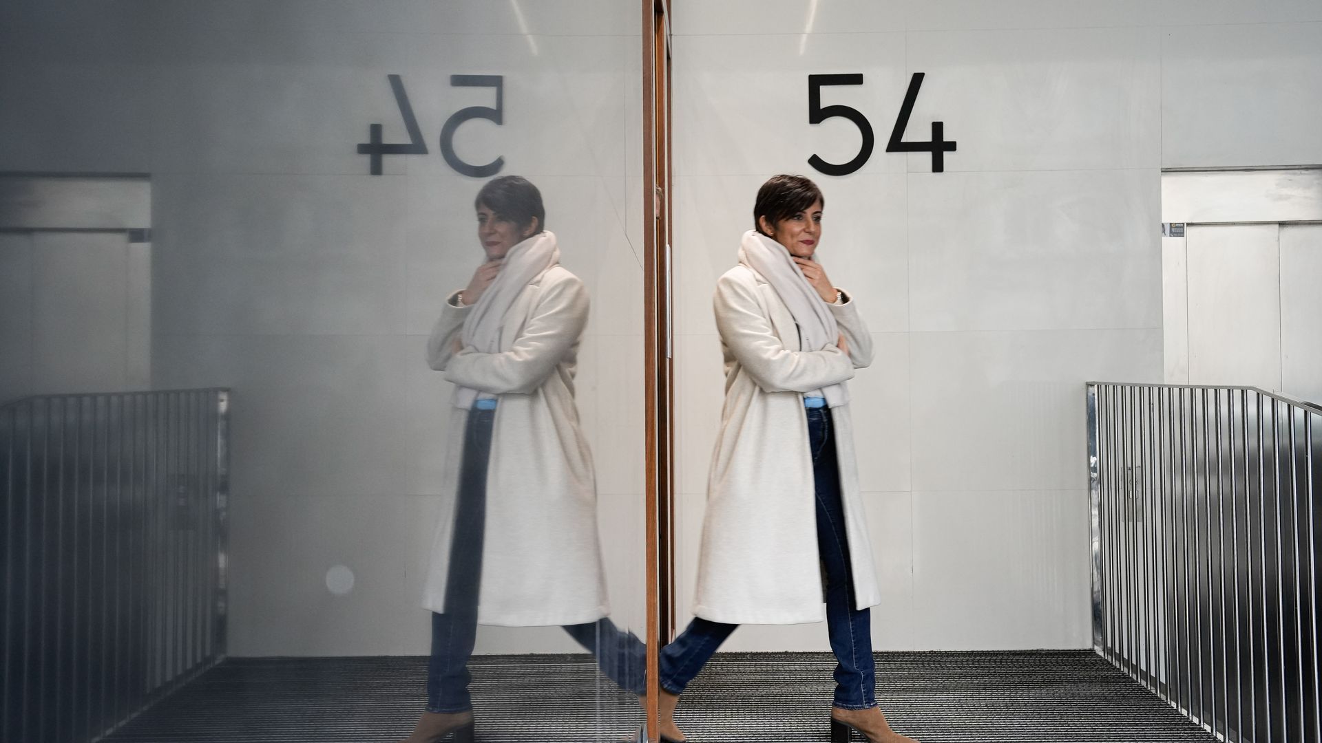 La ministra de Vivienda y Agenda Urbana, Isabel Rodríguez, visita un edificio con viviendas propiedad de Casa 47 en Vigo, Pontevedra