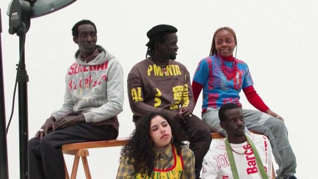 Lamine y Aziz, de manteros a sastres: Ahora ayudan con su ropa reciclada a otros inmigrantes