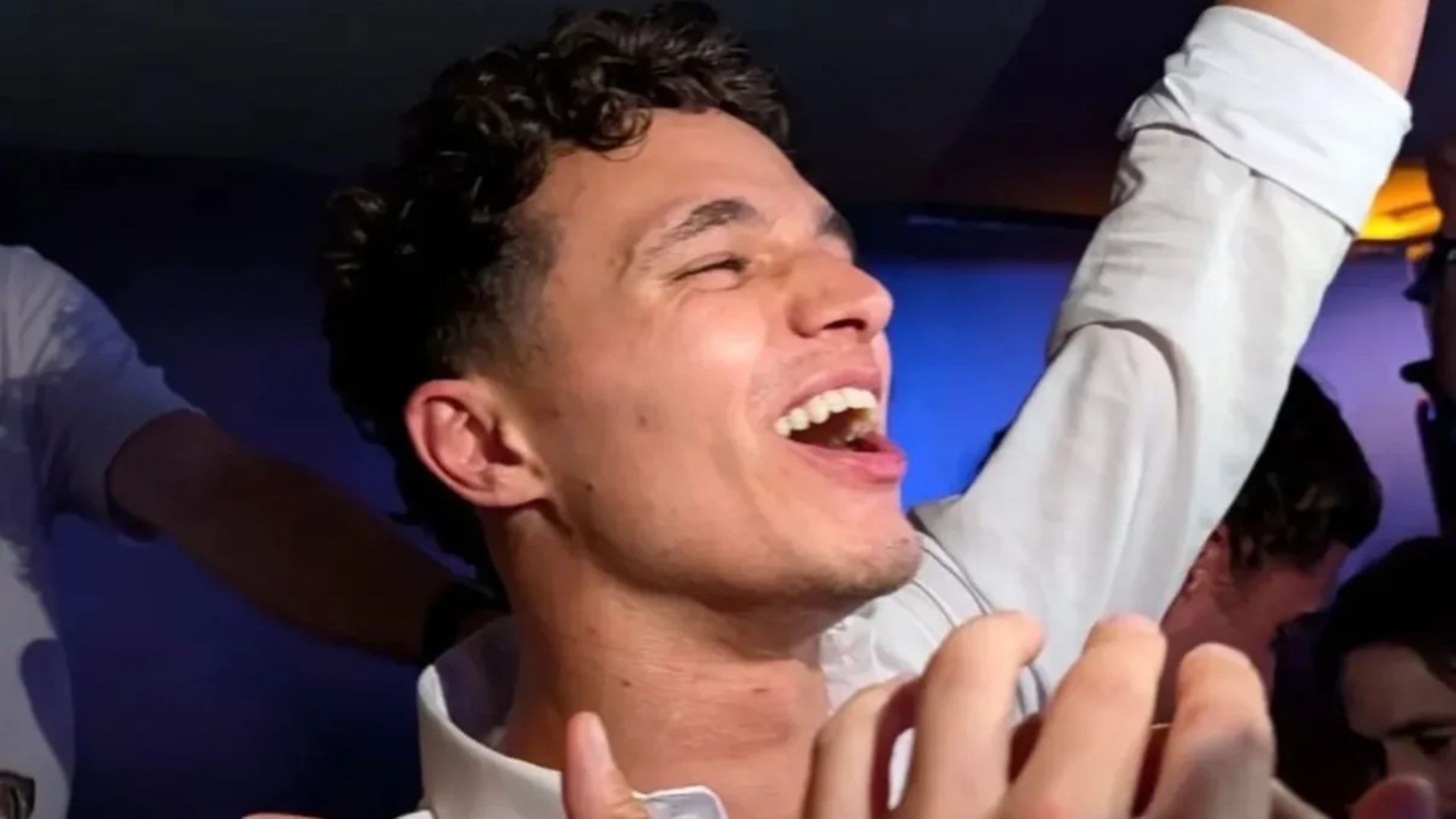 Lando Norris, celebrando su título de Fórmula 1 en Abu Dhabi. Lando Norris, celebrando su título de Fórmula 1 en Abu Dhabi.