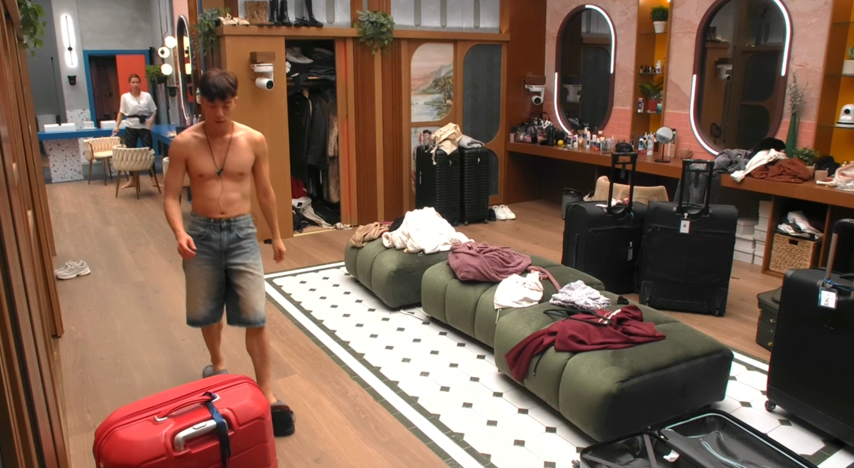 Los concursantes haciendo las maletas