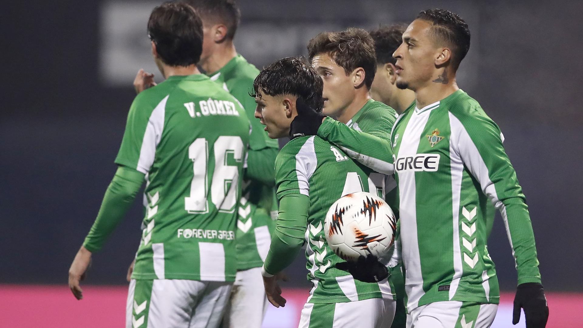 Los jugadores del Betis celebran un gol ante el Dinamo Zagreb
