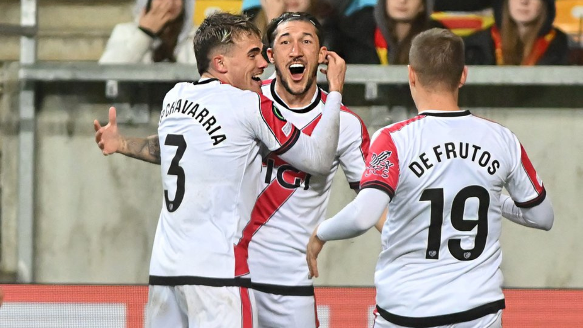Los jugadores del Rayo Vallecano celebran un gol en Polonia. Los jugadores del Rayo Vallecano celebran un gol en Polonia.