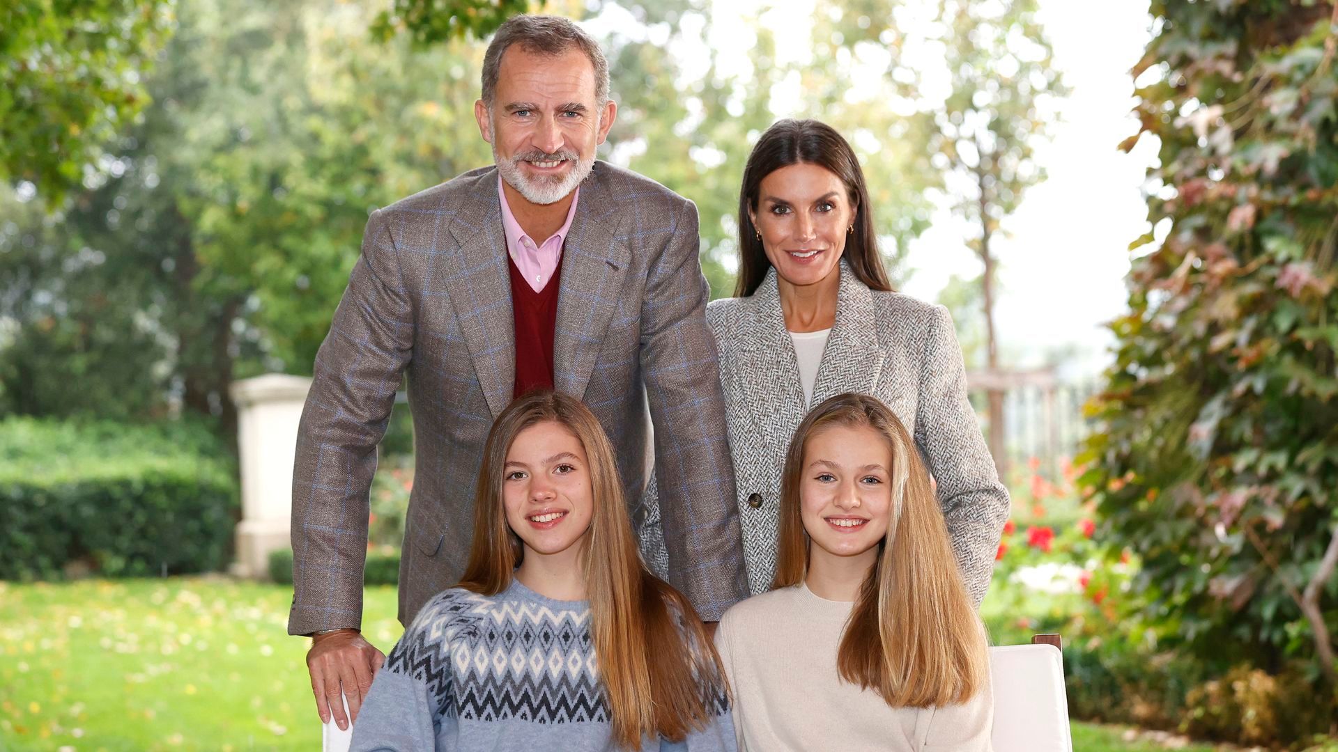 Los Reyes Felipe y Letizia felicitan la Navidad junto a sus hijas, la princesa Leonor y la infanta Sofía, en 2021