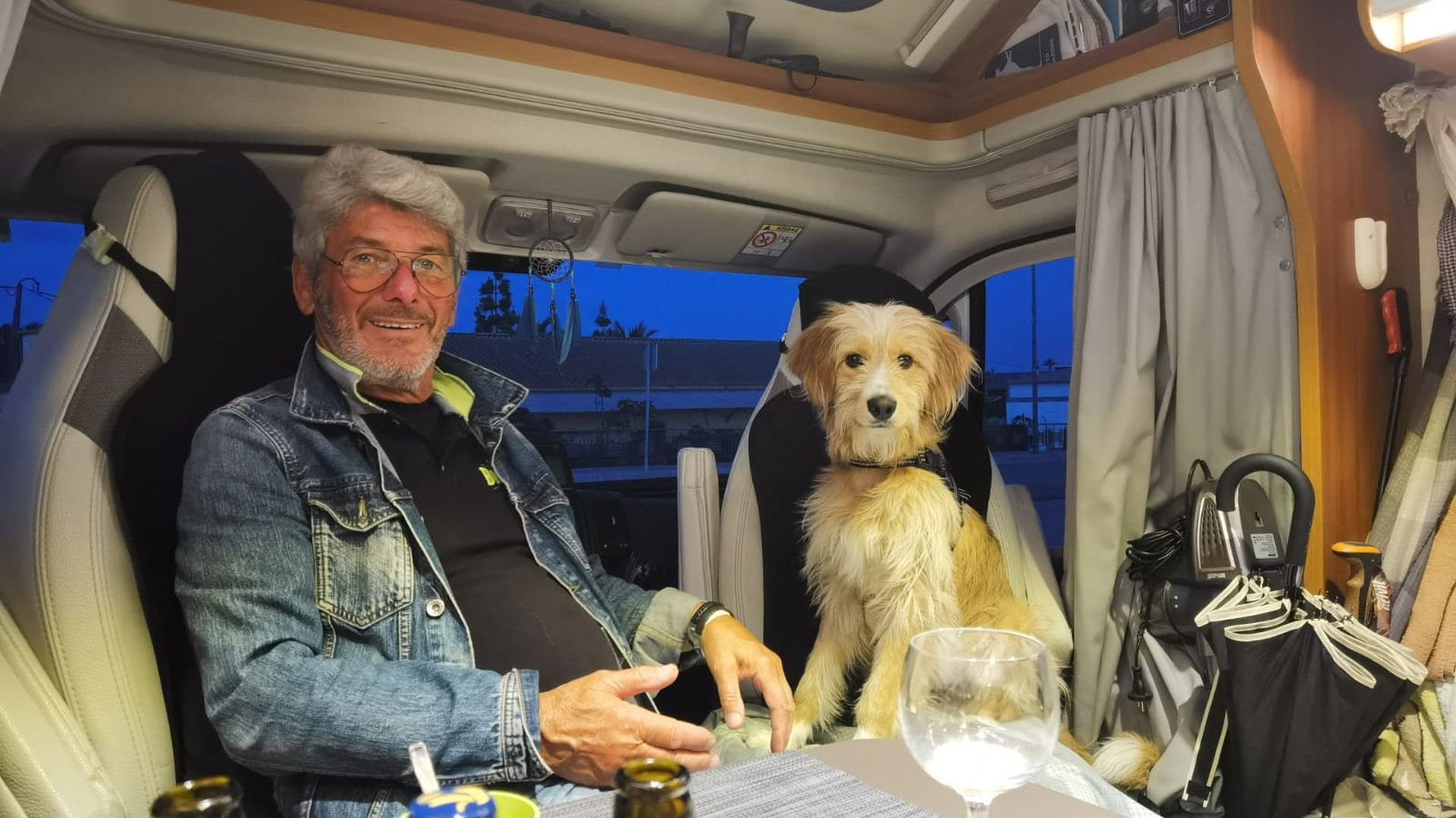 Luigi y Billy en la camper con la recorren Europa