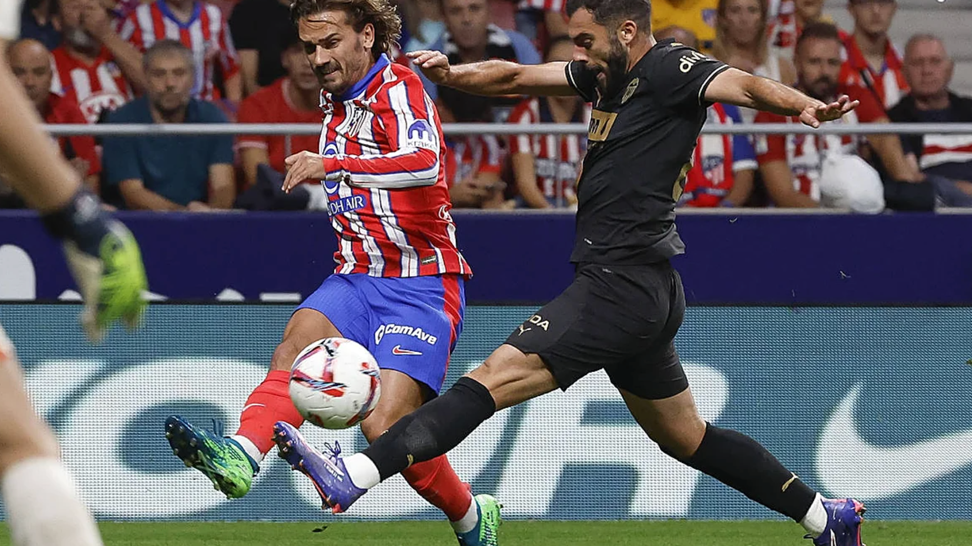 Luis Rioja, presionando a Antoine Griezmann