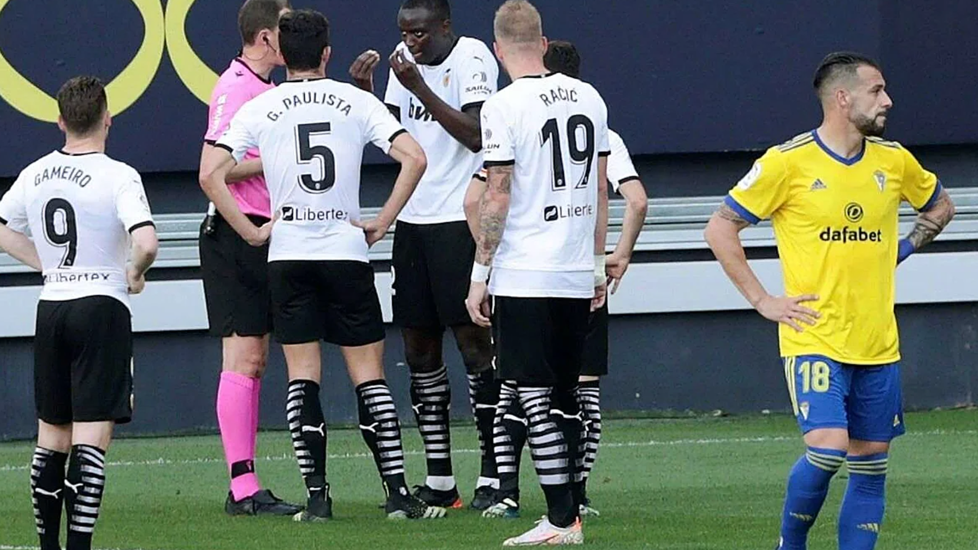 Mouctar Diakhaby y Juan Cala en Cádiz