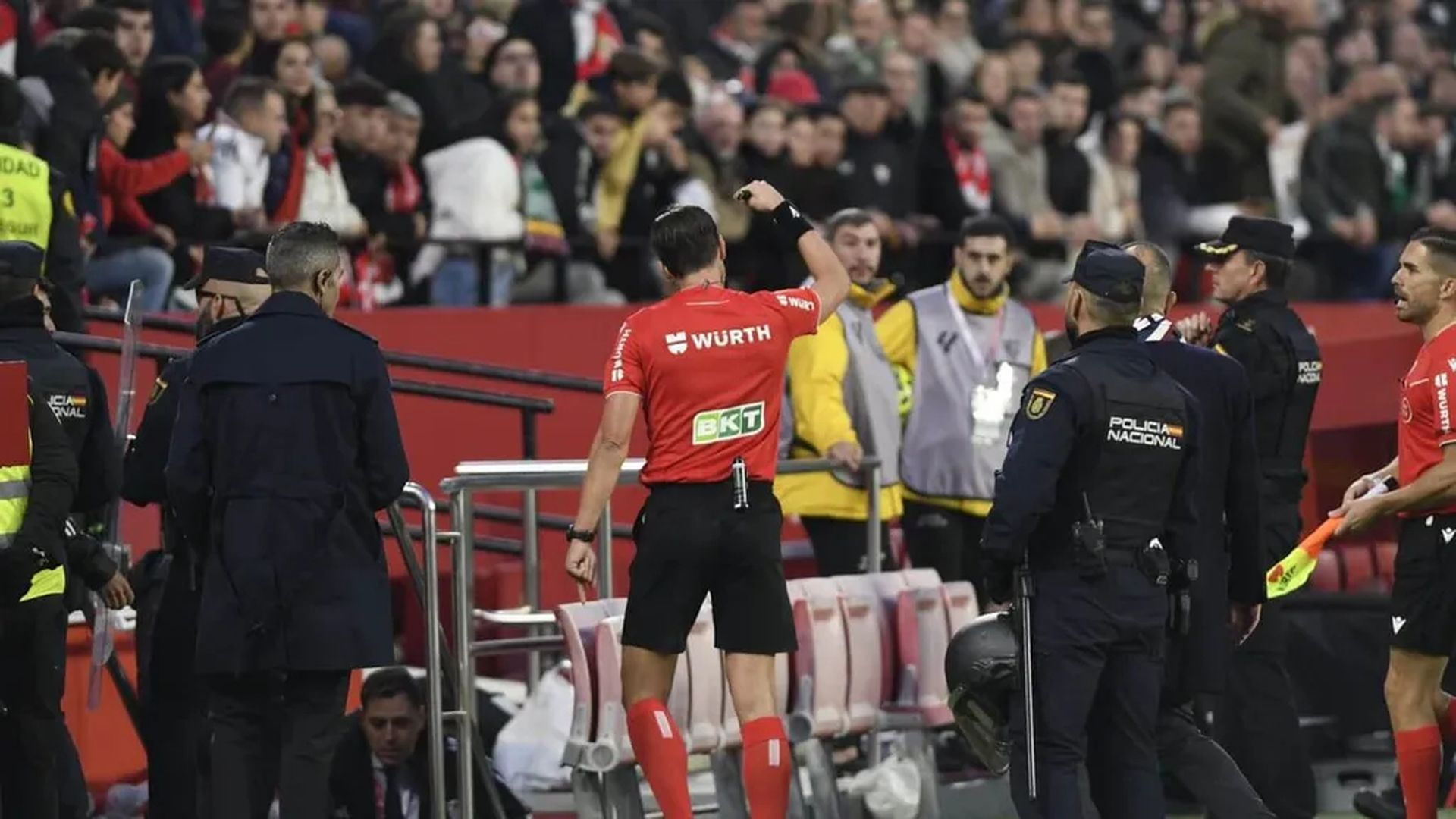 Munuera Montero suspende el Sevilla - Betis