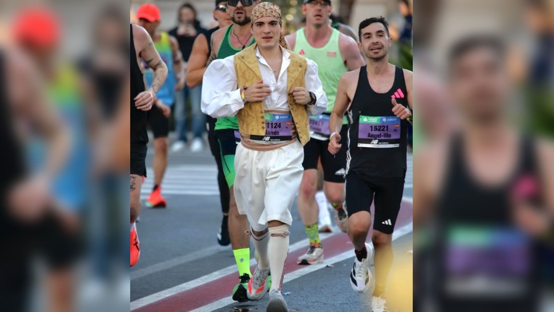 Nando durante la prueba vestido de Saragüell