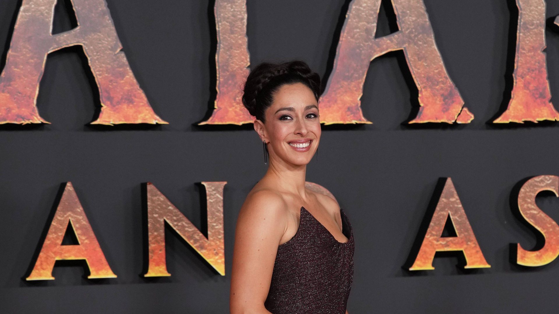 Oona Chaplin en la alfombra roja del estreno de 'Avatar'