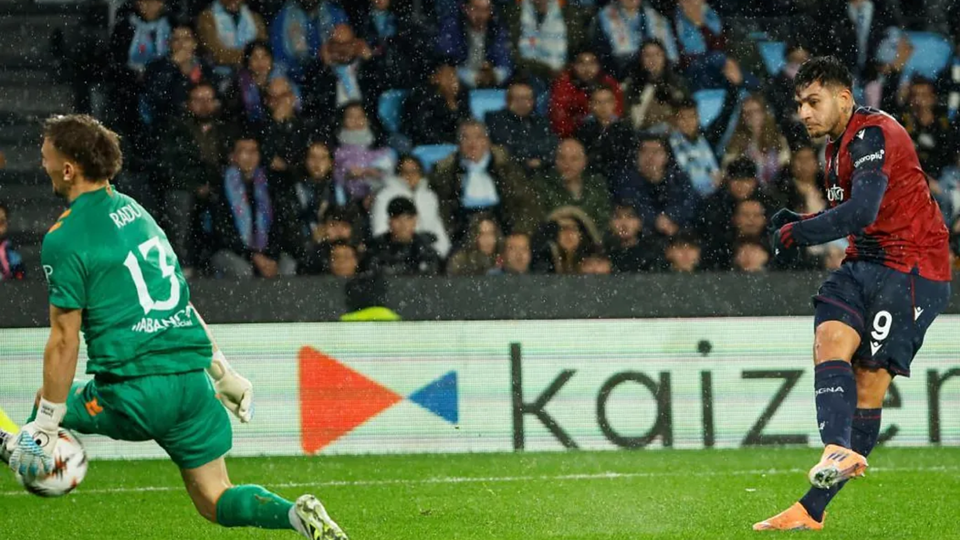 Parada de Radu a Benja Castro en el Celta-Bolonia