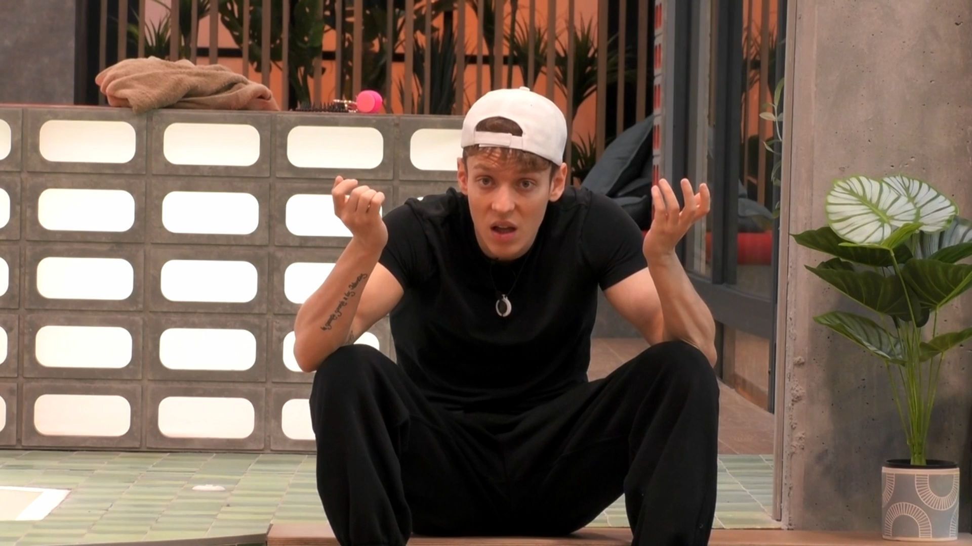 Raúl discute con Aroa Raúl discute con Aroa