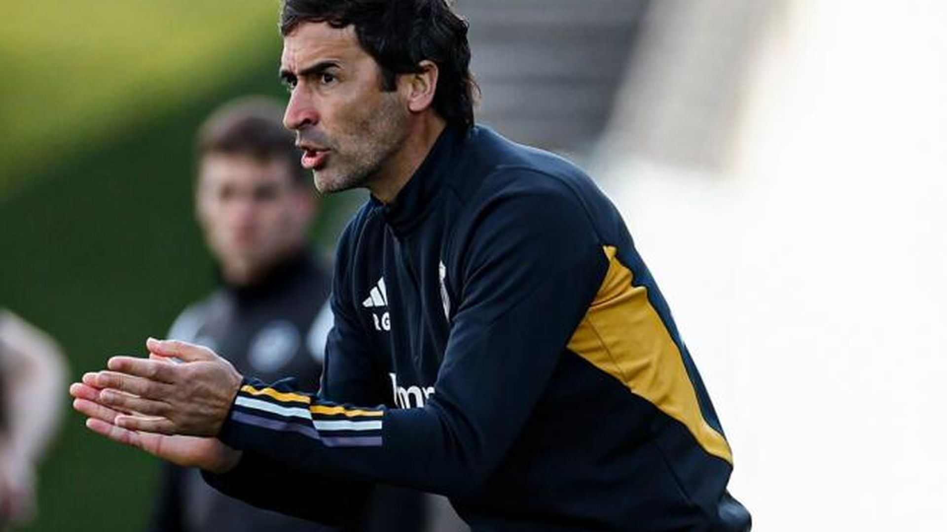 Raúl, dando instrucciones con el Castilla