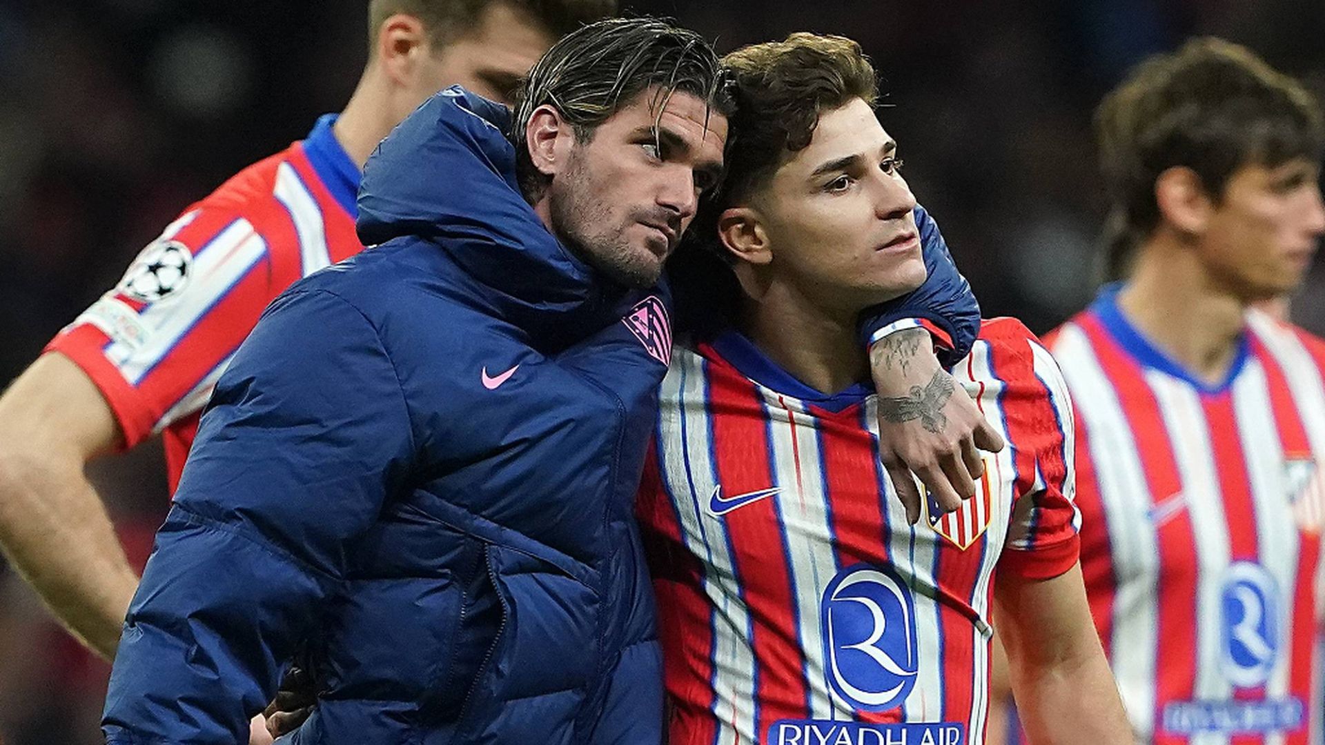 Rodrigo de Paul abraza a Julián Alvarez