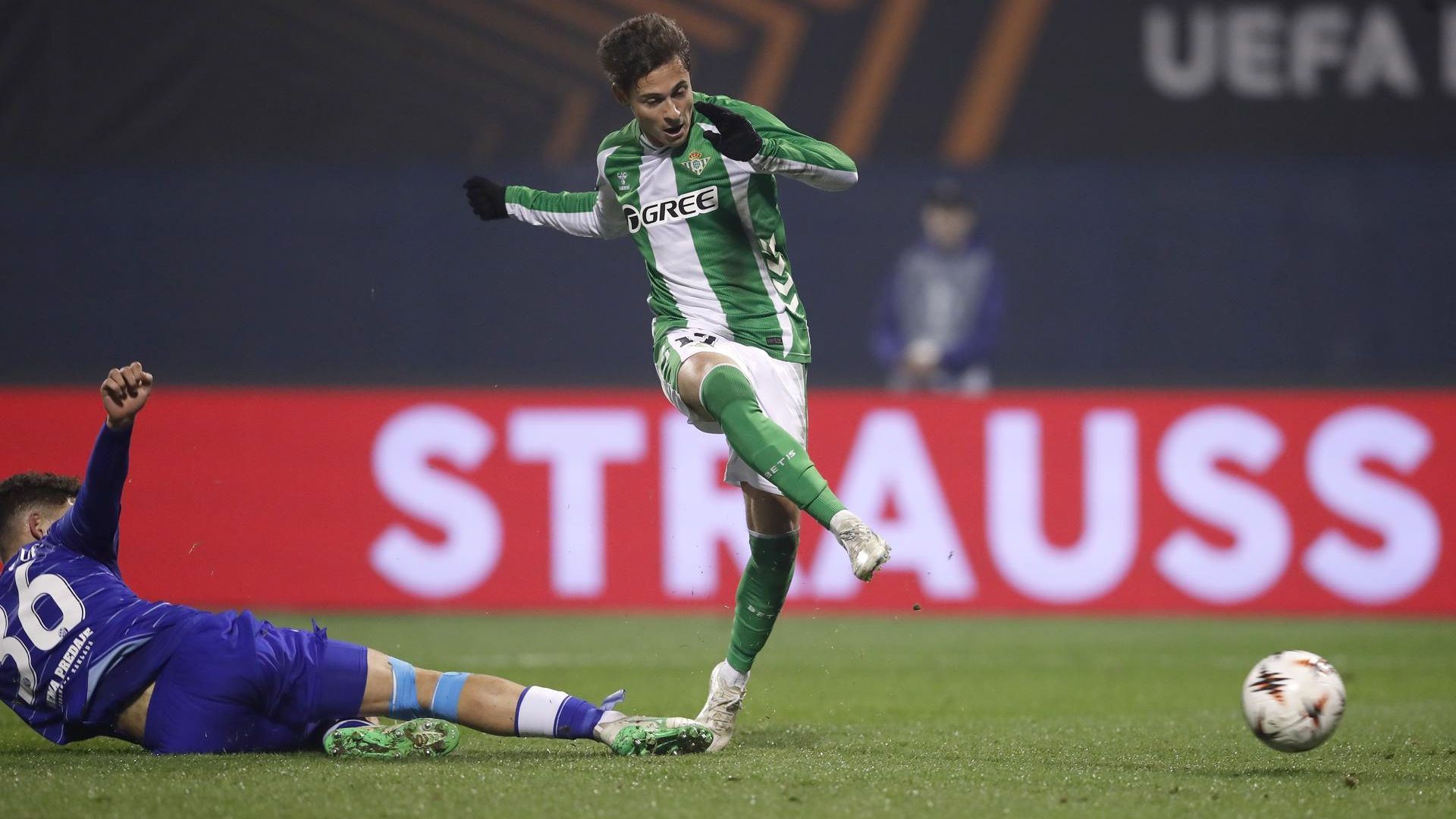 Rodrigo Riquelme convierte un gol al Dinamo Zagreb