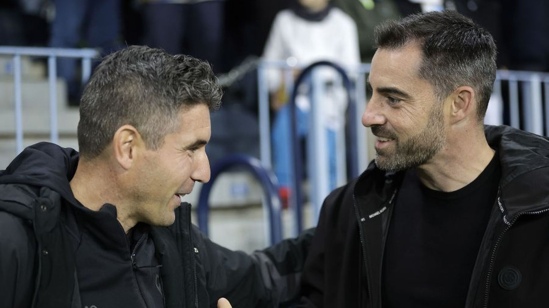 Rubén Sellés saluda a Funes antes del Málaga - Real Zaragoza