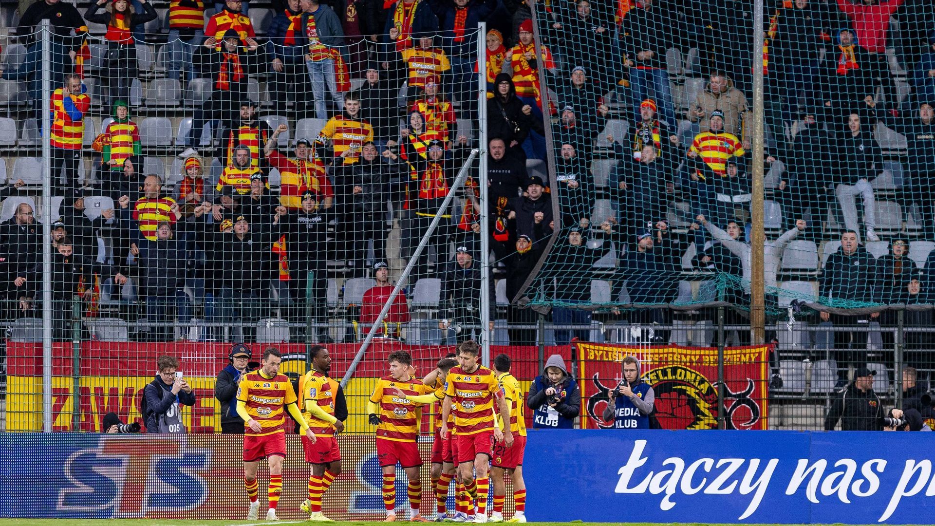 Ultras del Jagiellonia Białystok armados con bates y martillos tienden una emboscada a dos autobuses con hinchas del Rayo: hay una decena de heridos