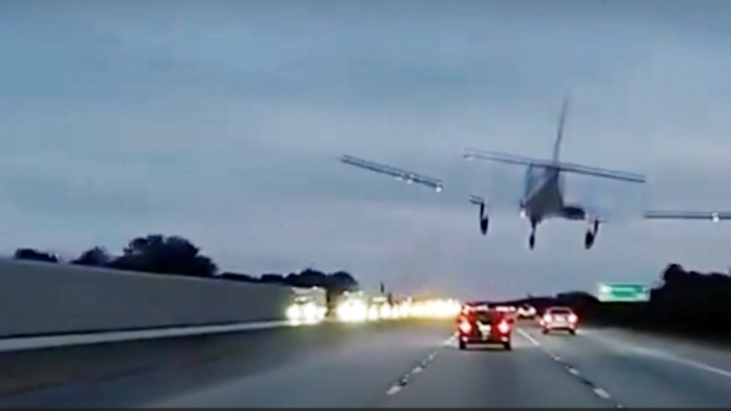 Una avioneta choca contra un coche en una autopista de Florida